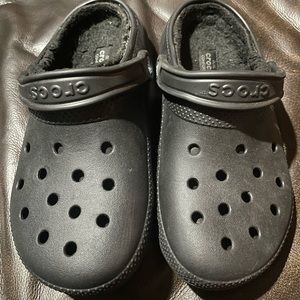 Black lined Crocs 🐊 women’s size 7 (men’s 5)